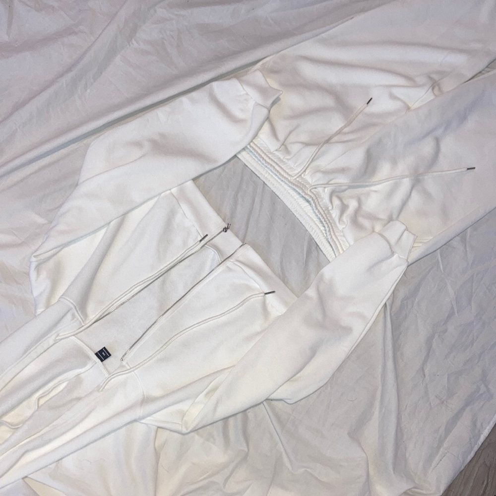 Brand New, Cute White, Cropped Sweat Suit